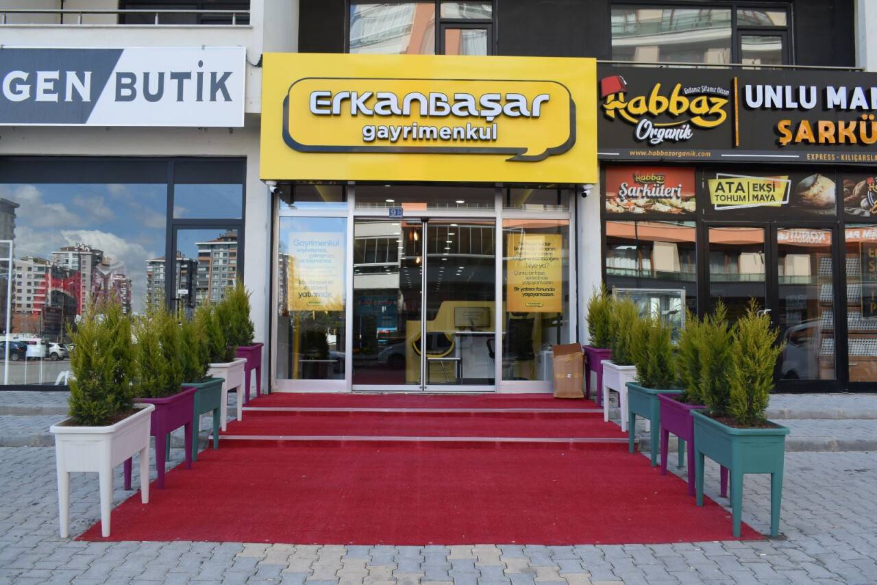 Erkan Başar, yeni şubesiyle Şefik Can'da