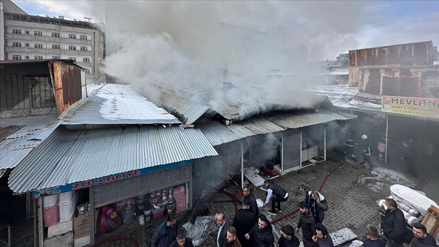 Van'da halk pazarında çıkan yangına müdahale ediliyor