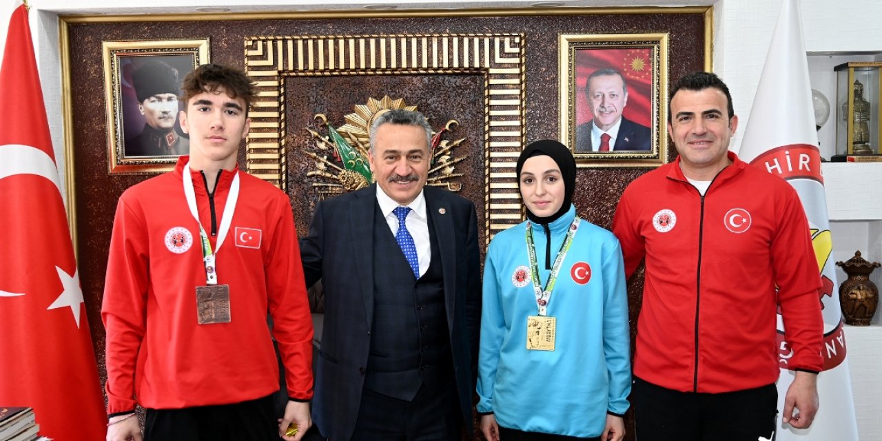 Başarılı sporcular ödüllendirildi