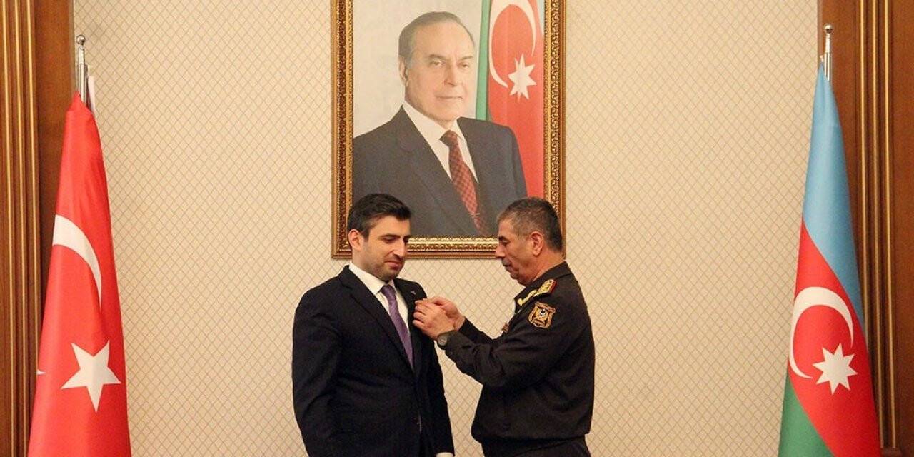 Azerbaycan Savunma Bakanı Hasanov’dan Selçuk Bayraktar’a madalya