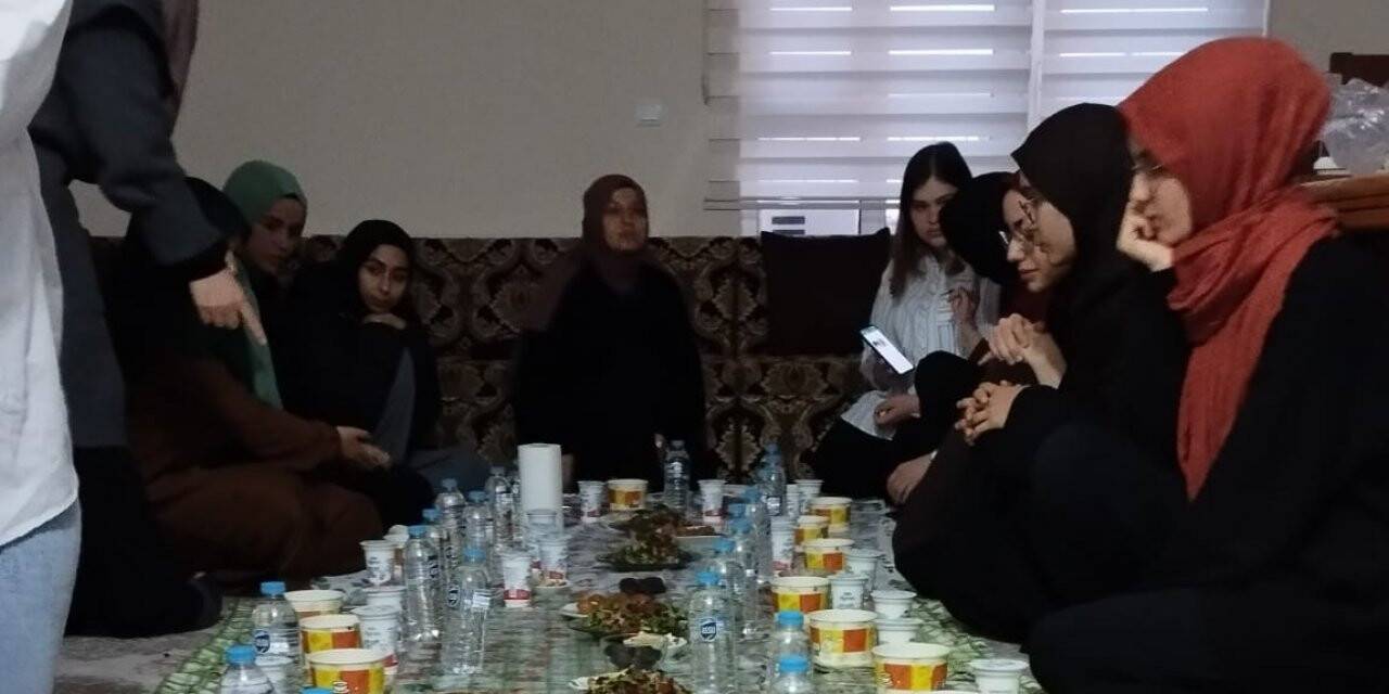 Yurt öğrencileri iftarda buluştu