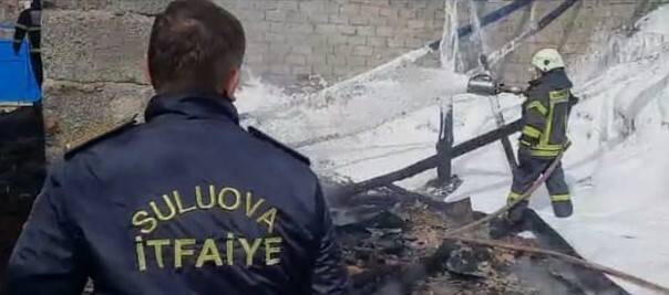 Samanlıkta çıkan yangında 10 ton saman kül oldu