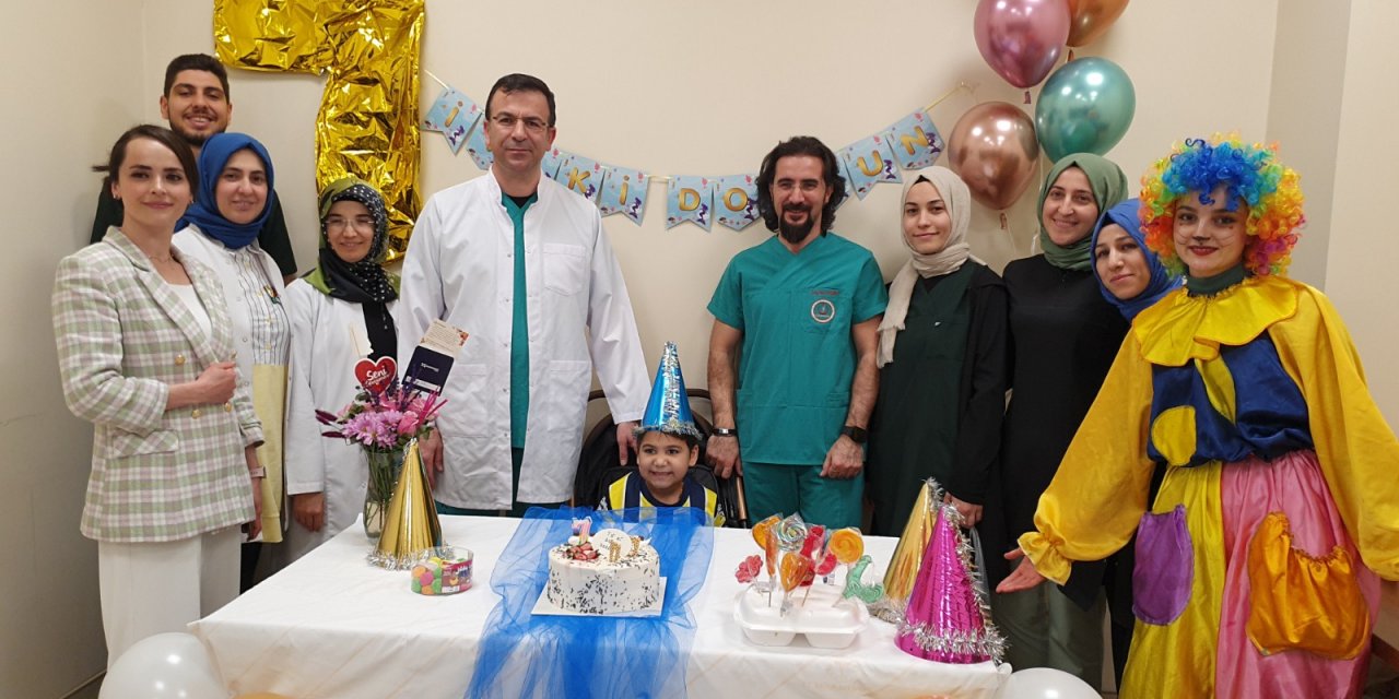 Enkazdan kurtarılan çocuğa Konya Şehir Hastanesi'nde doğum günü