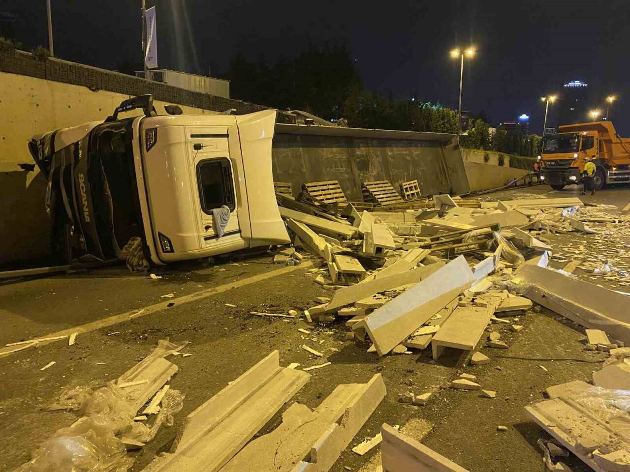 Maltepe’de kontrolden çıkan tır yol ayrımından D-100 kara yoluna düştü: 1 yaralı