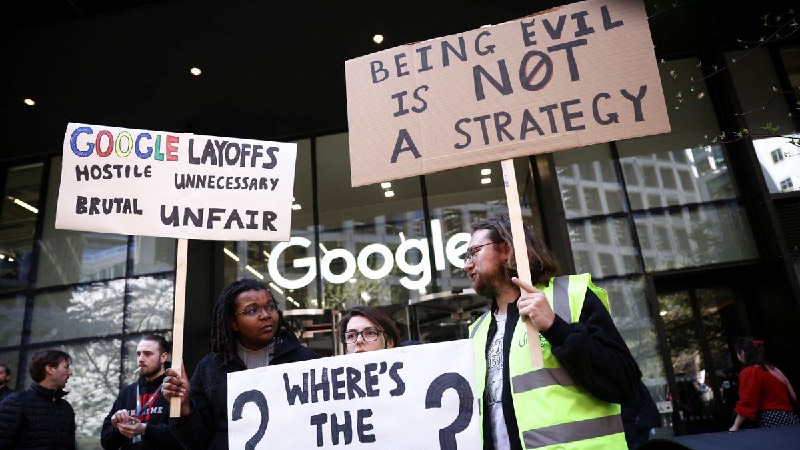 Google çalışanları Londra'da işten çıkarmaları protesto etti