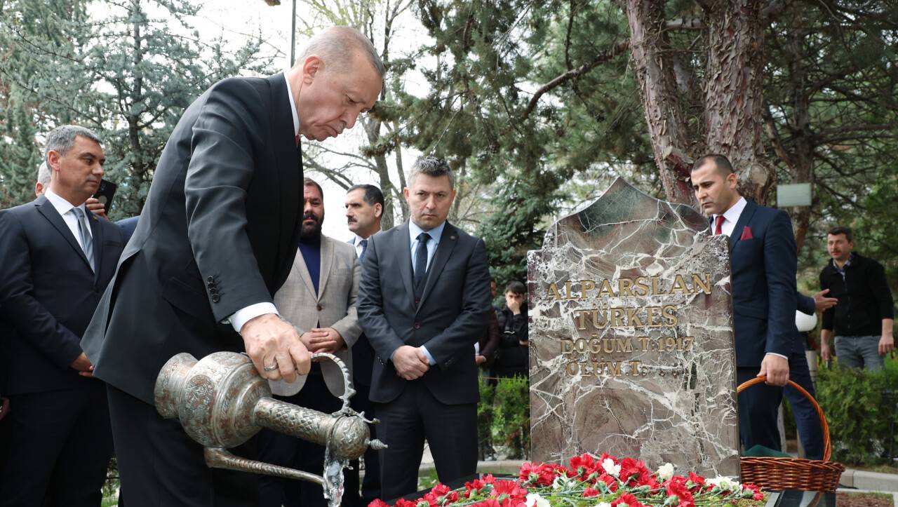 Erdoğan, Alparslan Türkeş'in kabrini ziyaret etti
