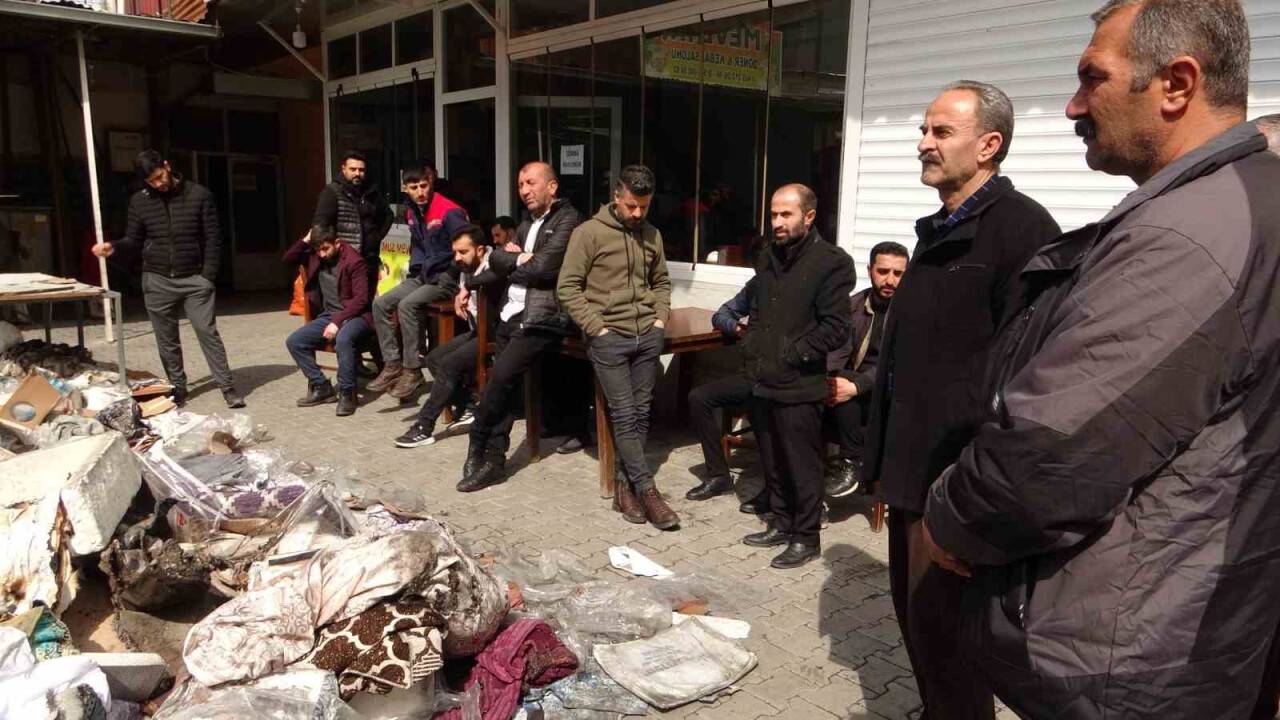 Dükkanları yanan pazar esnafı yardım bekliyor