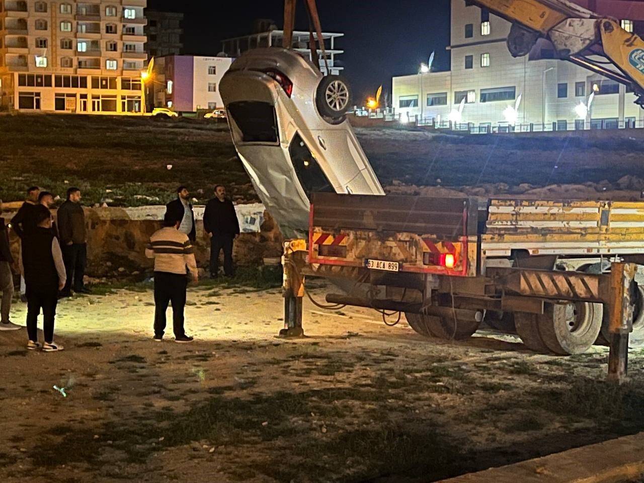 Aracıyla dereye uçtu