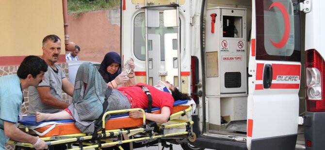 Otomobil İle Traktör Çarpıştı: 1 Ölü, 5 Yaralı