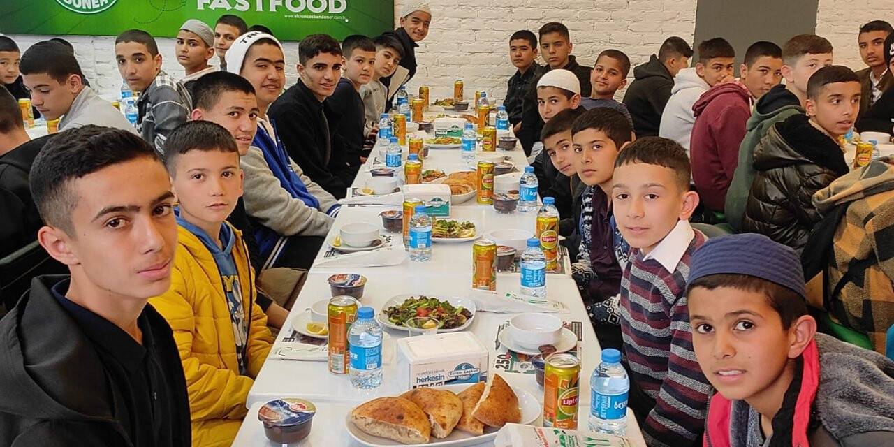 Depremzede öğrencilere iftar