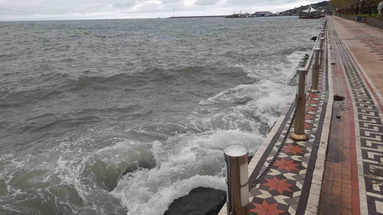 Dalgaların boyu 2 metreye ulaştı