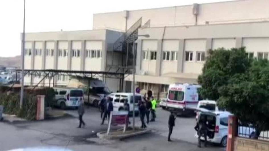 Seyir halindeki traktör ikiye bölündü