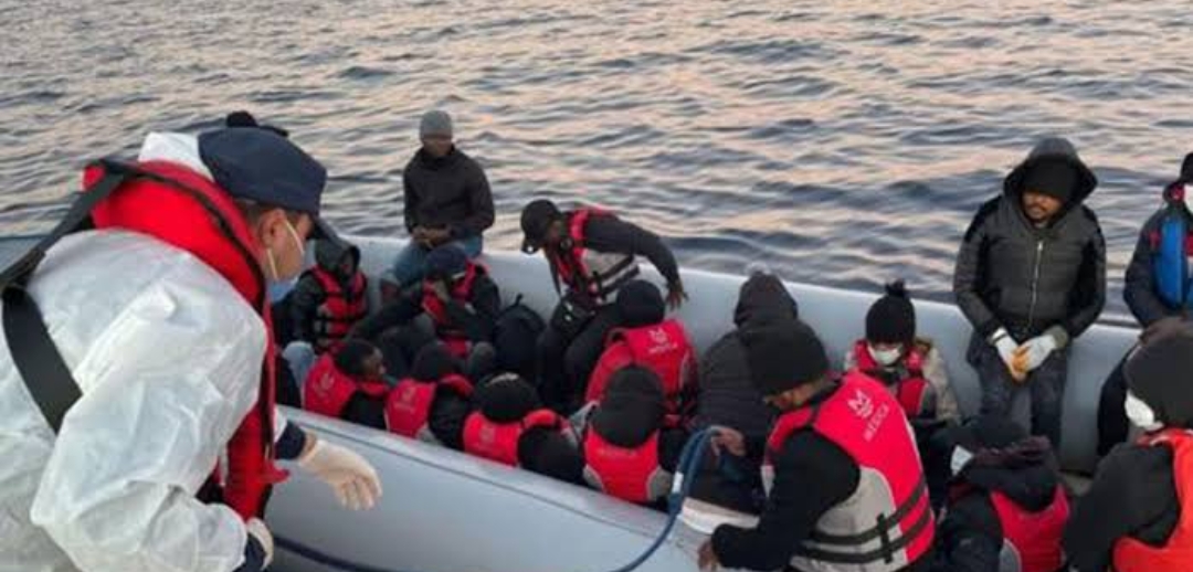 Geri itilen 72 düzensiz göçmen kurtarıldı