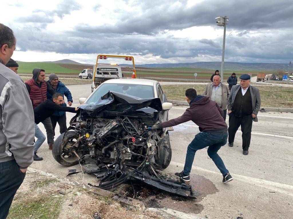 Kavşakta iki araç çarpıştı, 7 kişi yaralandı