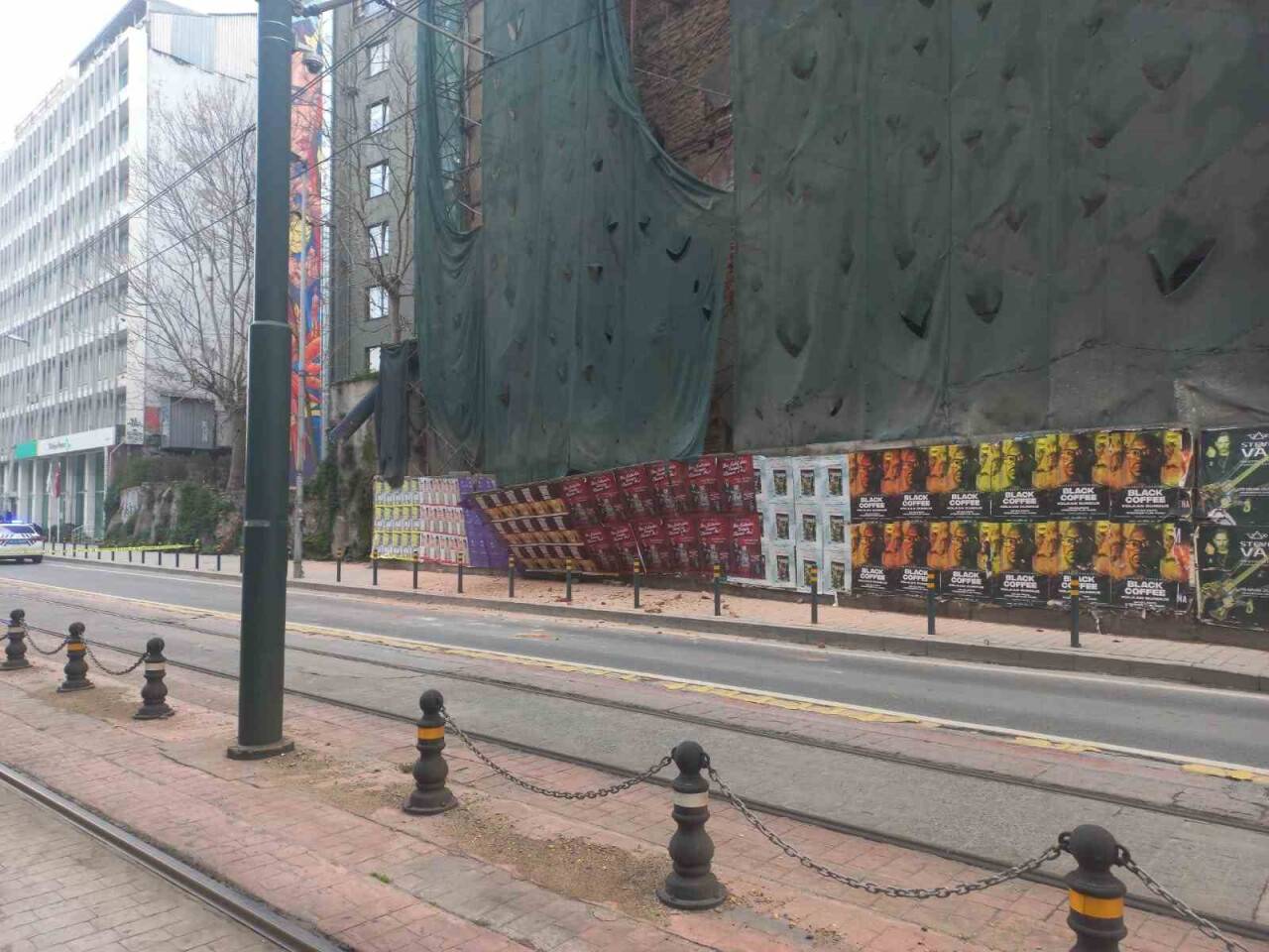 Tadilatı yapılan metruk binada kısmi çökme