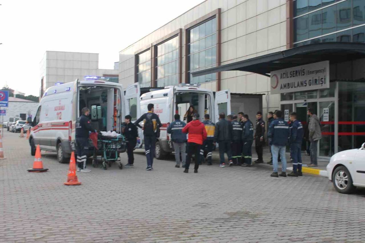 İşçilerini taşıyan otobüs devrildi 17 işçi yaralandı