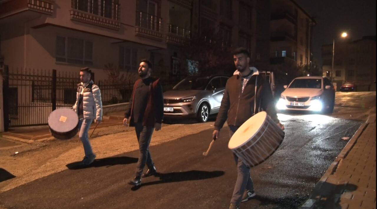 Ağabeyi Ramazan davulu çalıyor, kardeşi ilahilerle eşlik ediyor