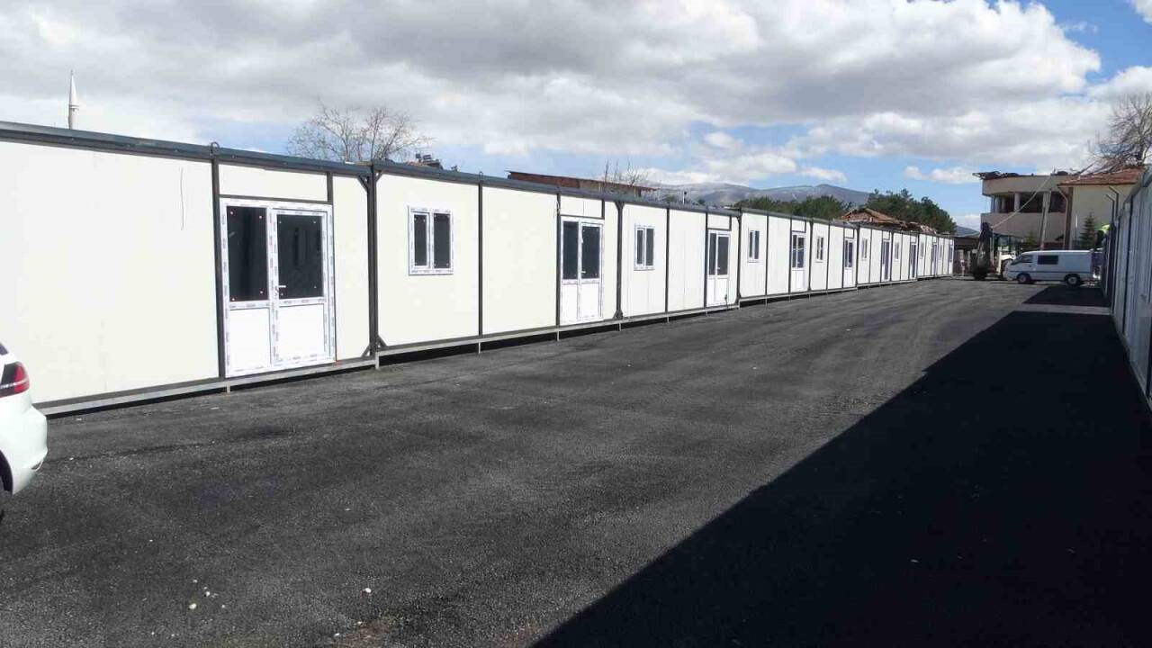 Depremzede esnaf için konteyner çarşı kuruluyor