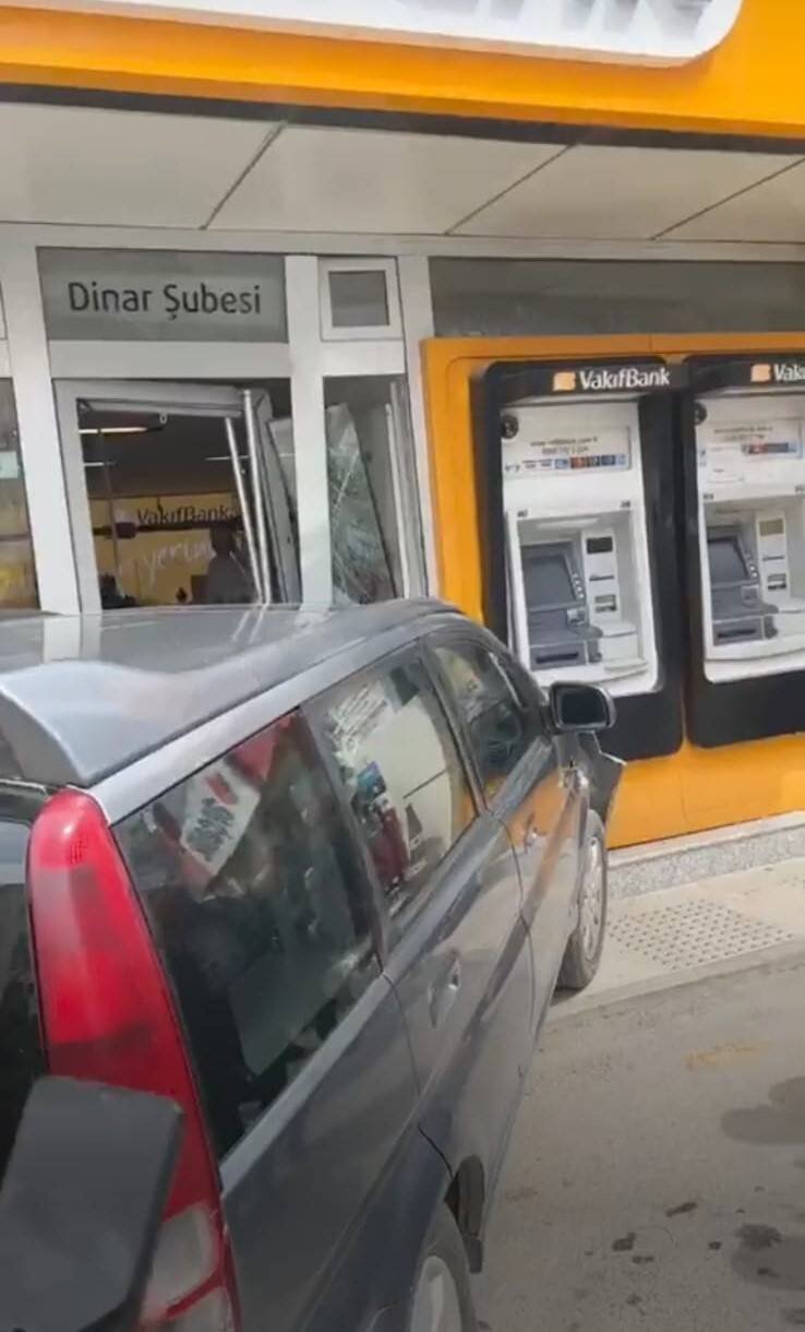 Kontrolden çıkan otomobil banka şubesine girdi