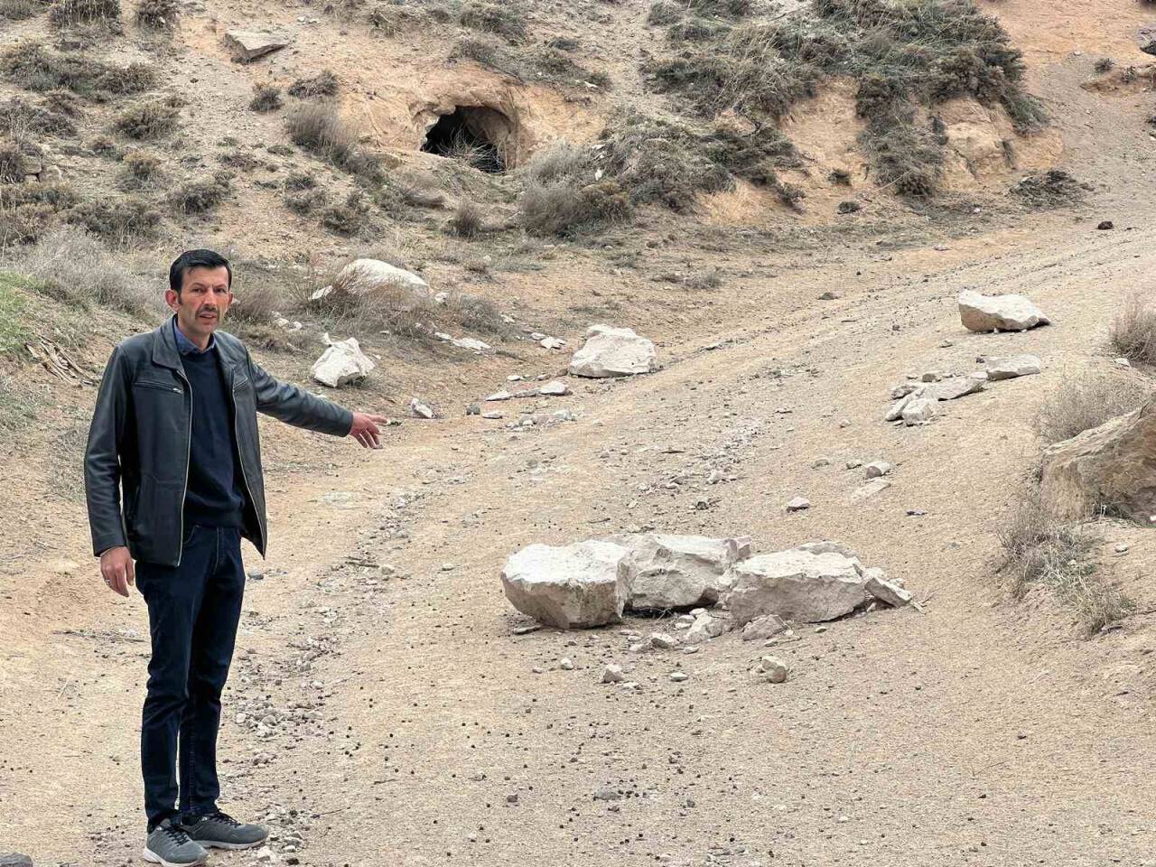 Deprem sonrası kopan kayalar köye kadar indi