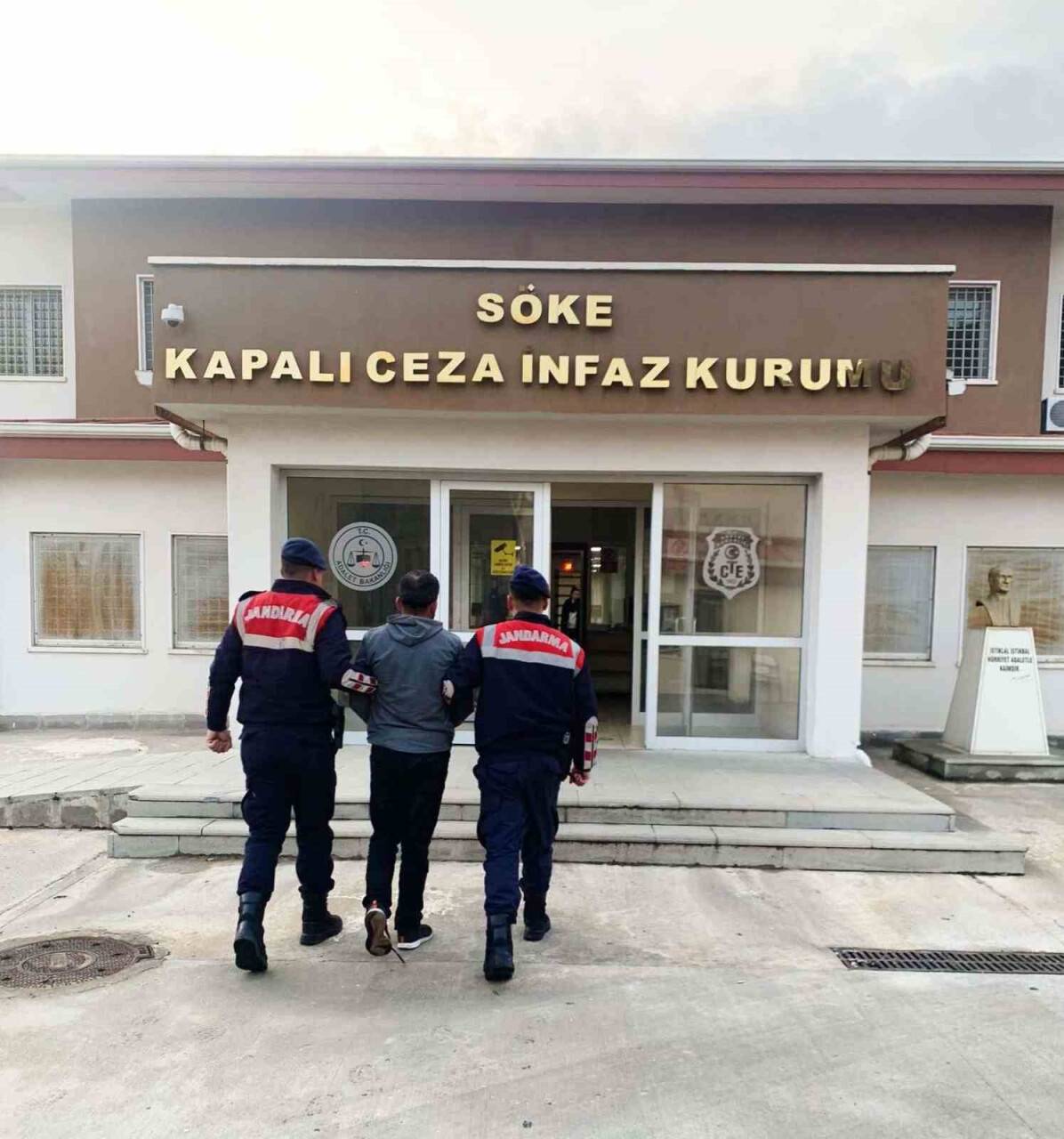 4 aranan şahıs, JASAT’tan kaçamadı