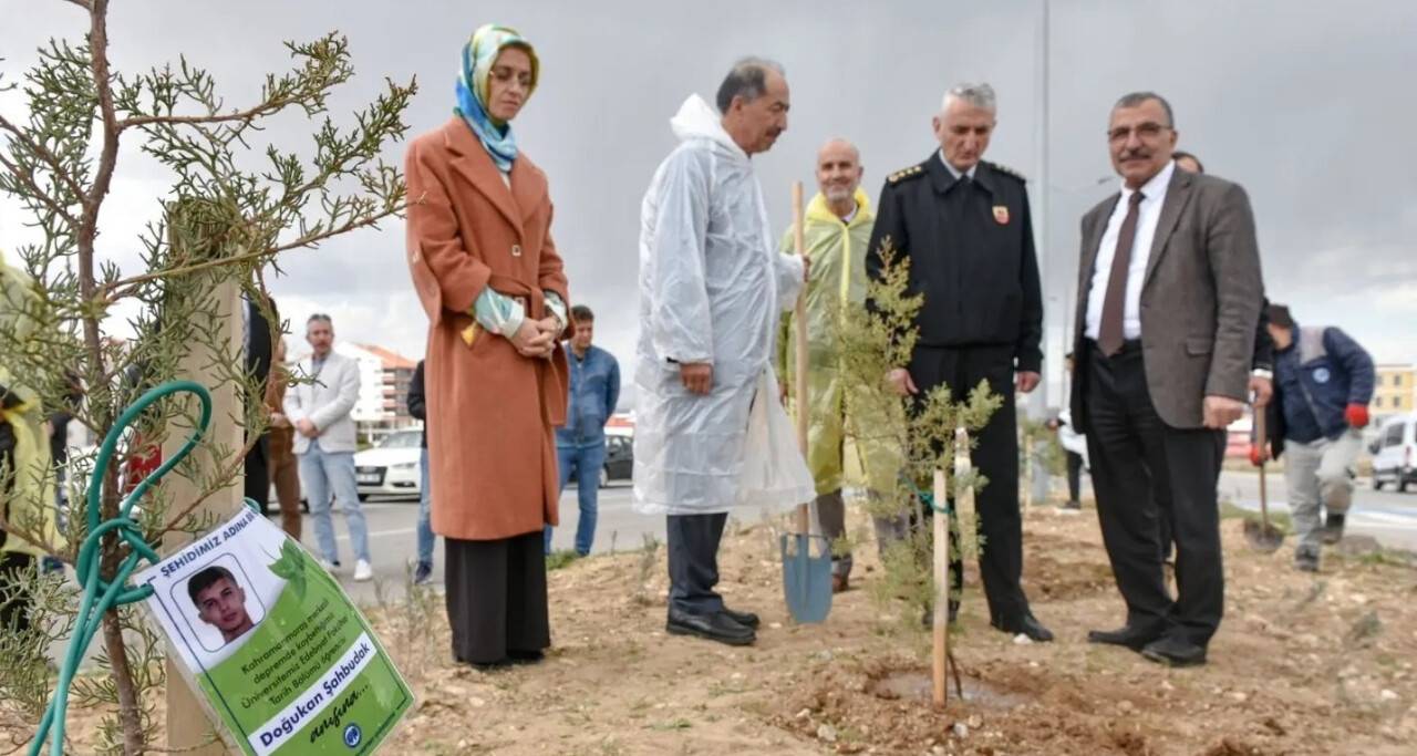 Depremde ölen üniversite öğrencilerin anısına fidan dikildi