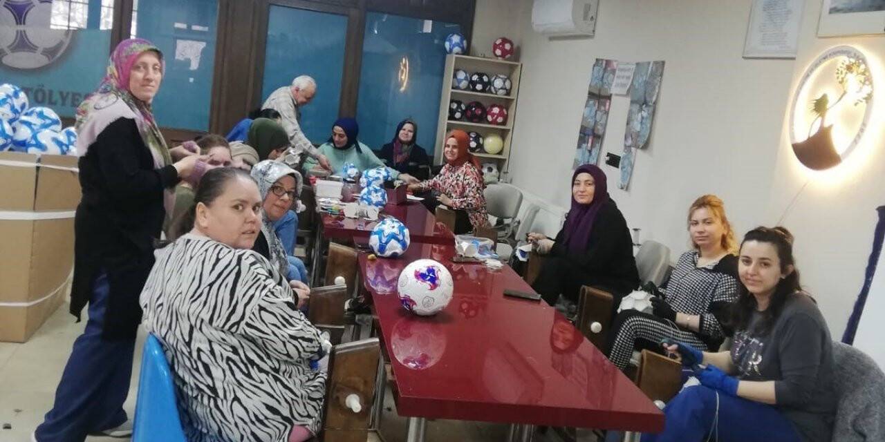 Kula’da kadınlar ekmeğini futbol topundan çıkarıyor