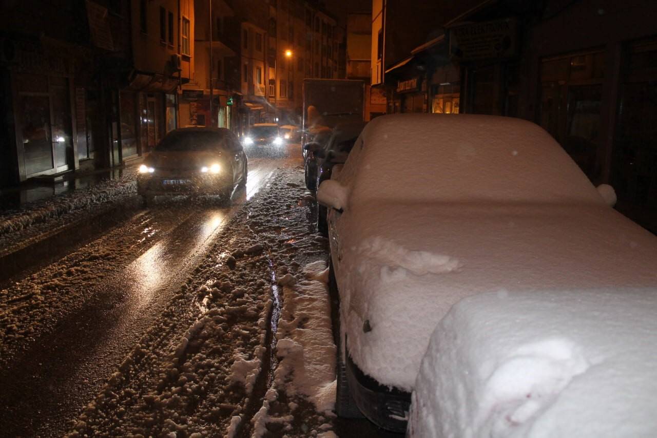 Bayburt’ta kar yağışı etkili oldu