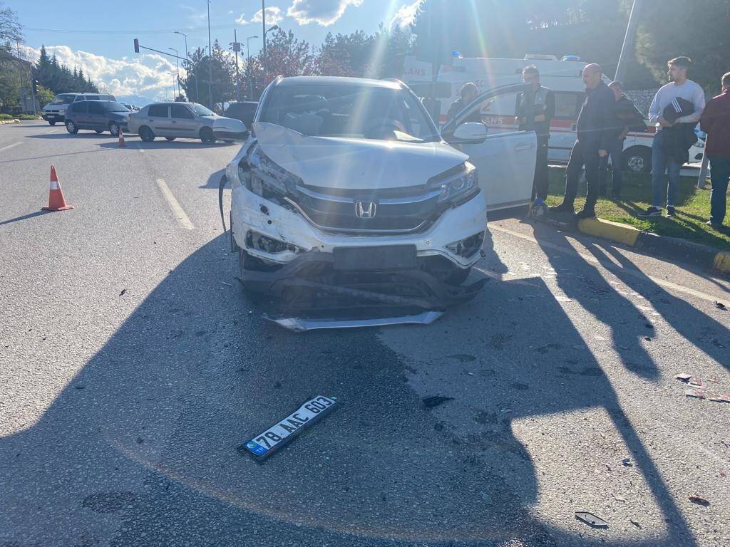 Cipin çarptığı hafif ticari araç devrildi: 2 yaralı