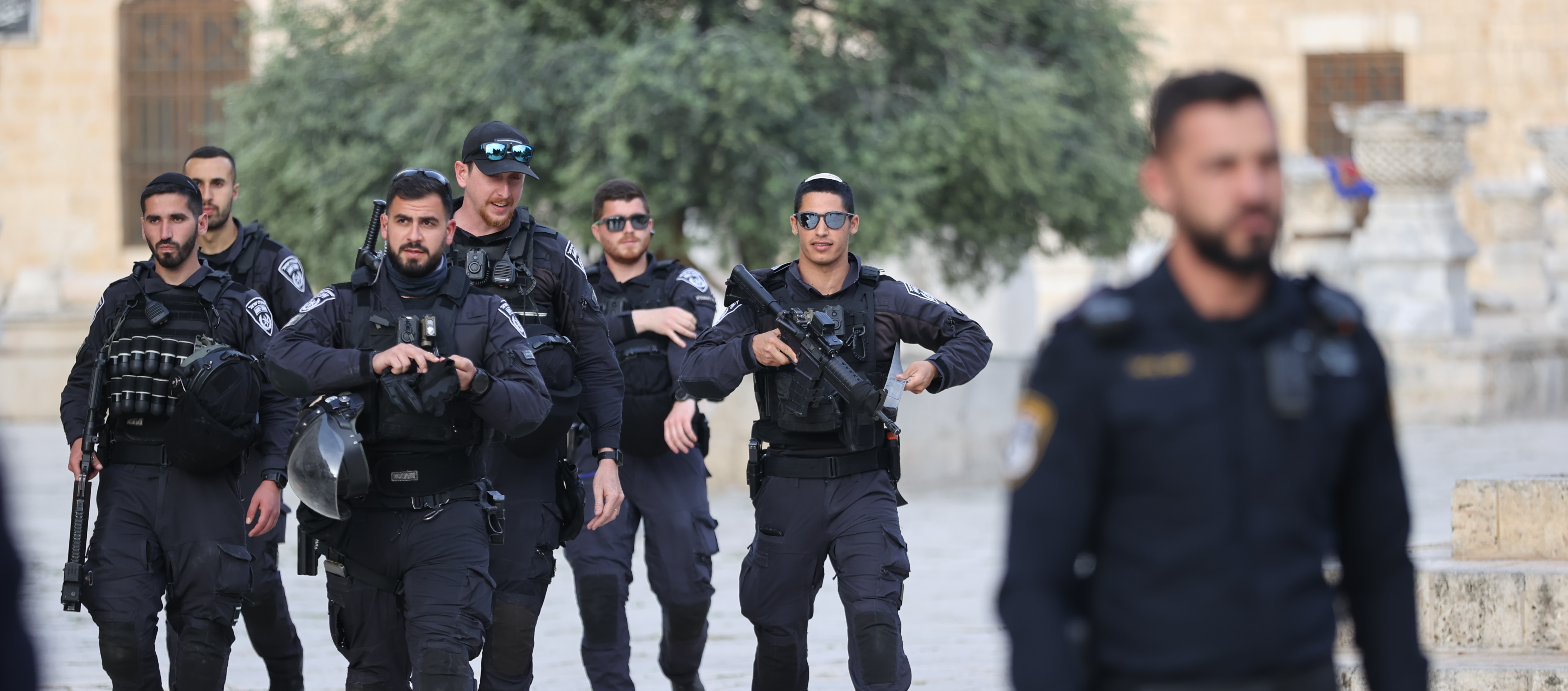 Yahudi yerleşimciler İsrail polisi eşliğinde Mescid-i Aksa'ya baskın düzenledi
