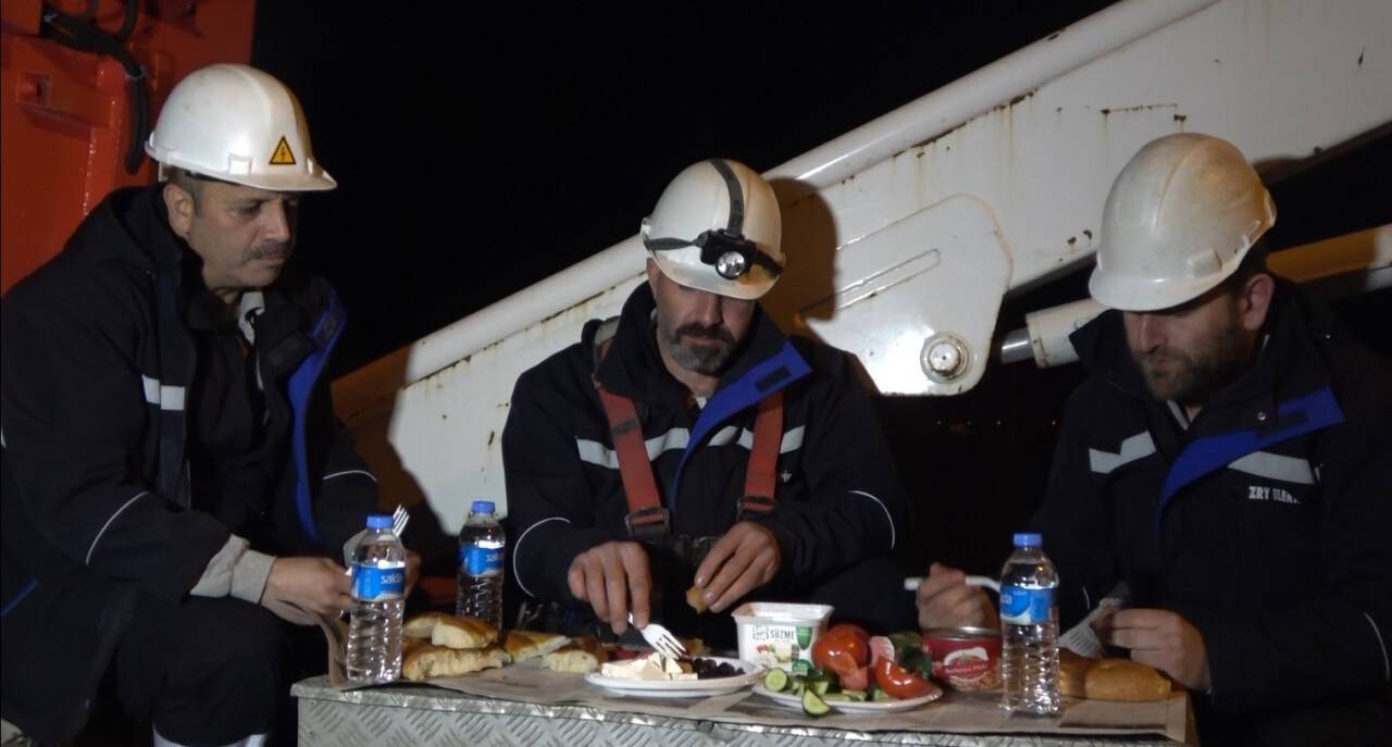 Evlerinden uzak kamyonet kasasında sahur yaptılar