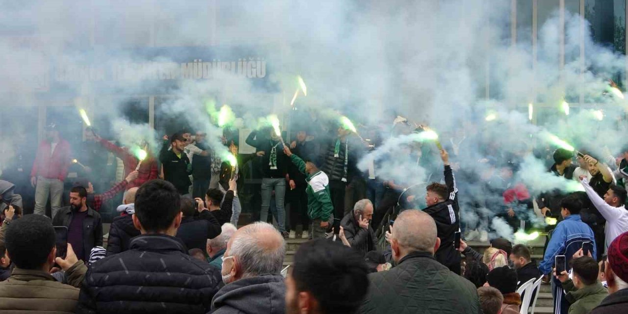 Taraftar yasağında kent merkezini stadyuma çevirdiler