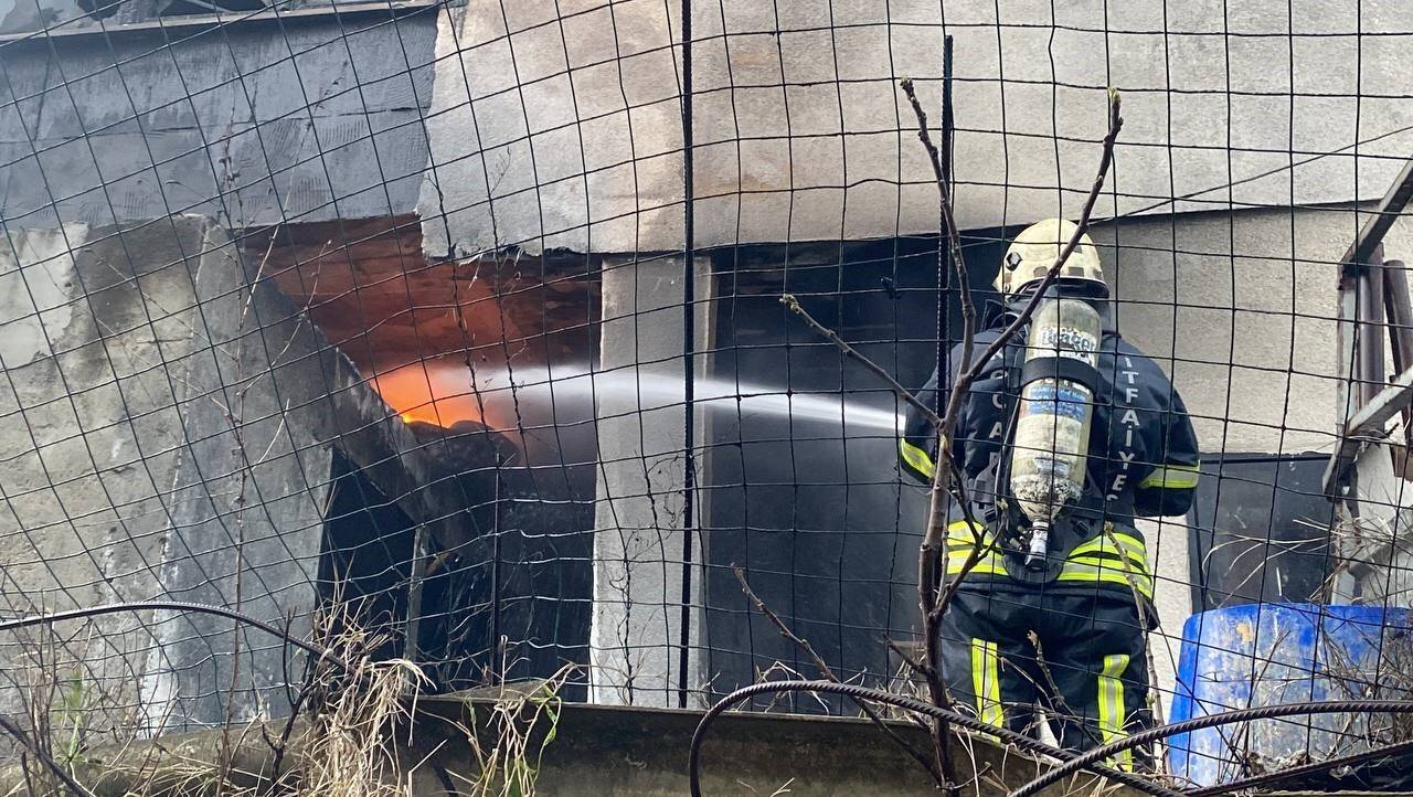 Araç lastikleri yandı, bina sakinleri kavgaya tutuştu