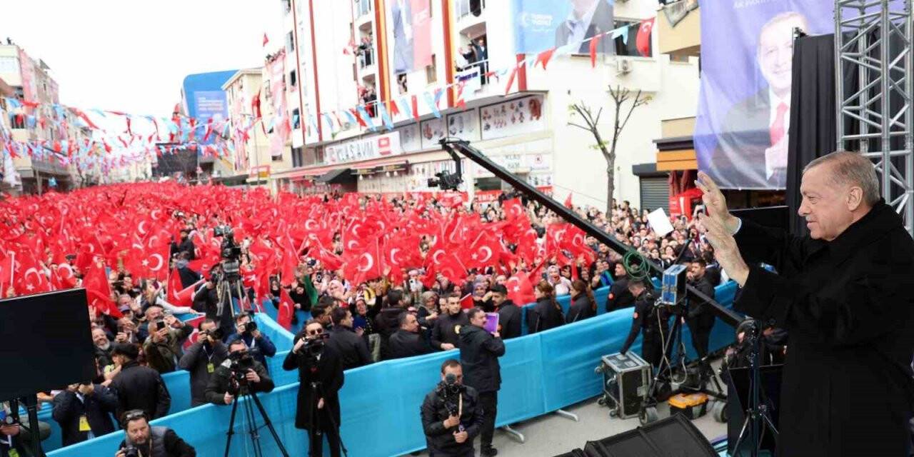 Kıbleyi bilmeyenler tabii ki seccadeye ayakkabıyla basar
