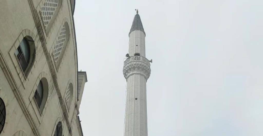 Minareye isabet eden yıldırım kameraya yansıdı