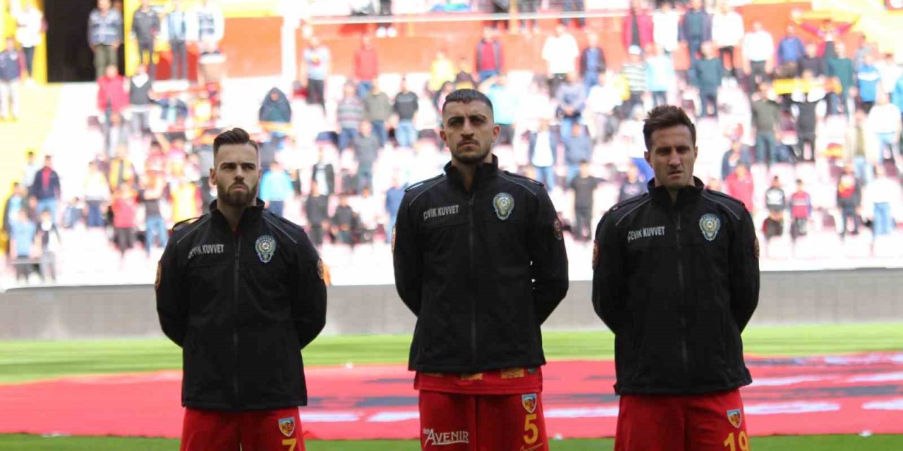 Kayserispor sahaya polis üniforması ile çıktı