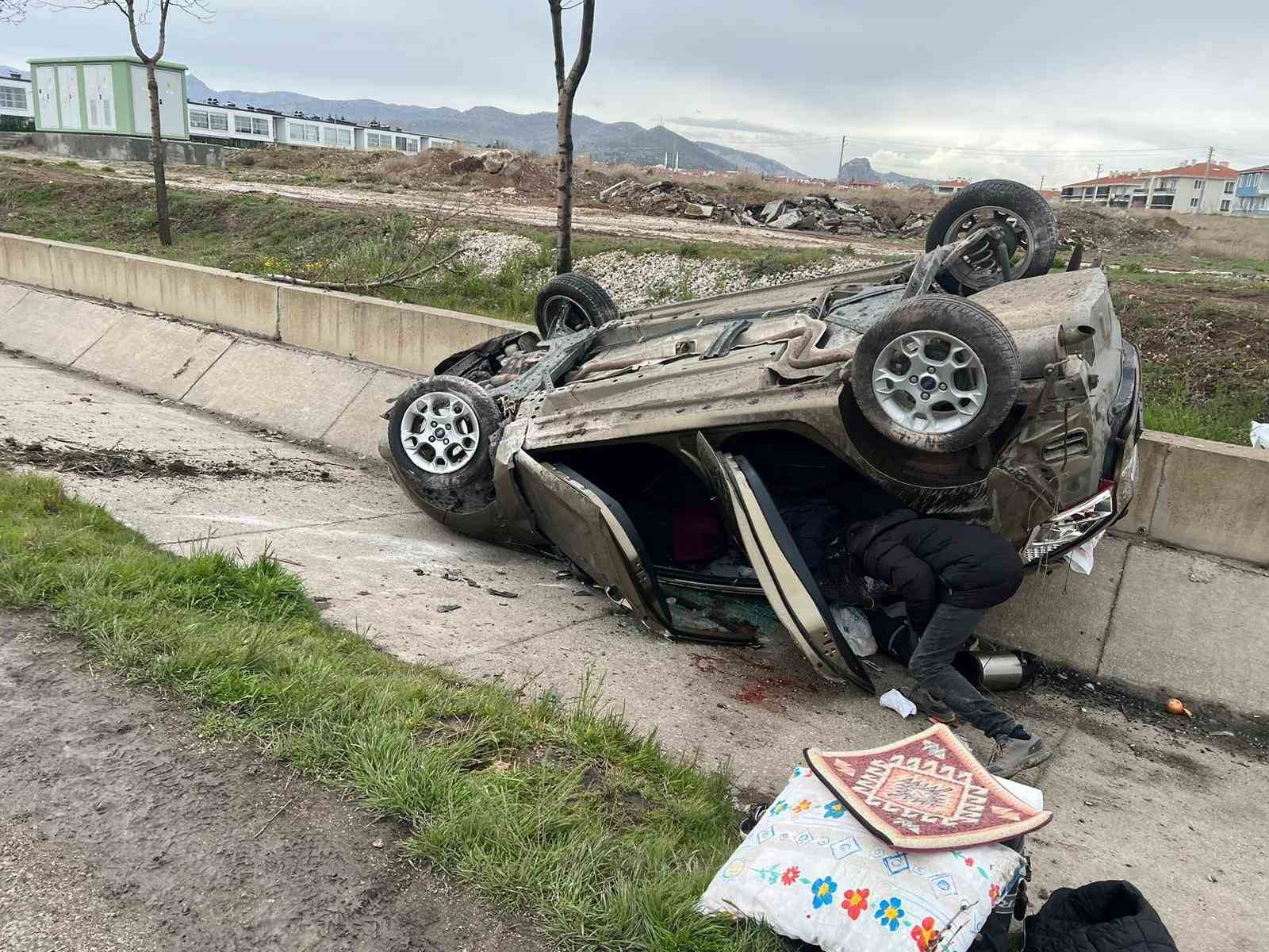 Afyon-Konya yolunda kaza:2 yaralı