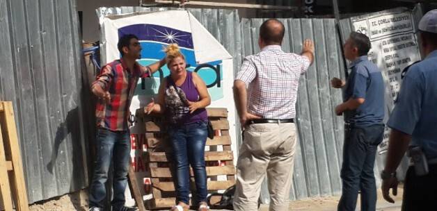 Eşini sokak ortasında rehin aldı! -TIKLA İZLE-