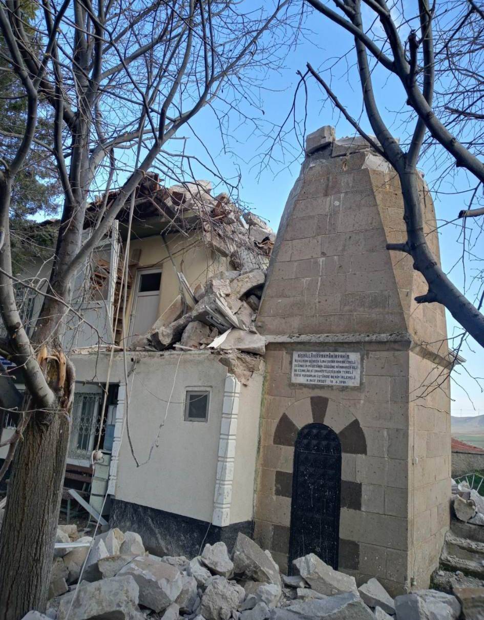 Cami minaresi şiddetli rüzgarda yıkıldı