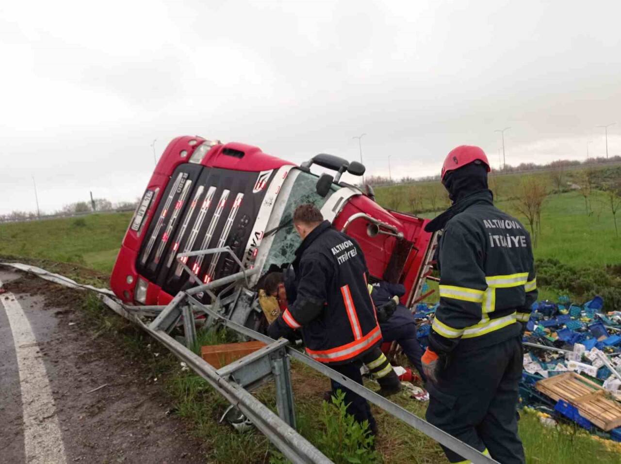 Meyve yüklü tır devrildi: 1 yaralı