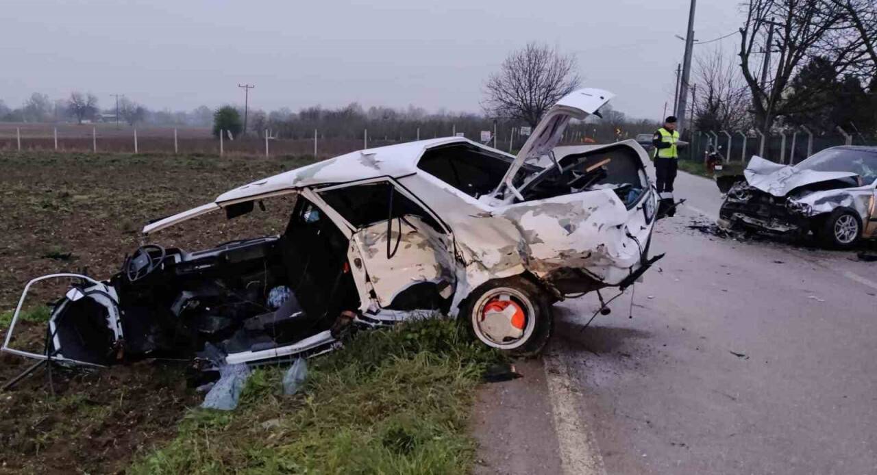 İki otomobil çarpıştı: 4 yaralı