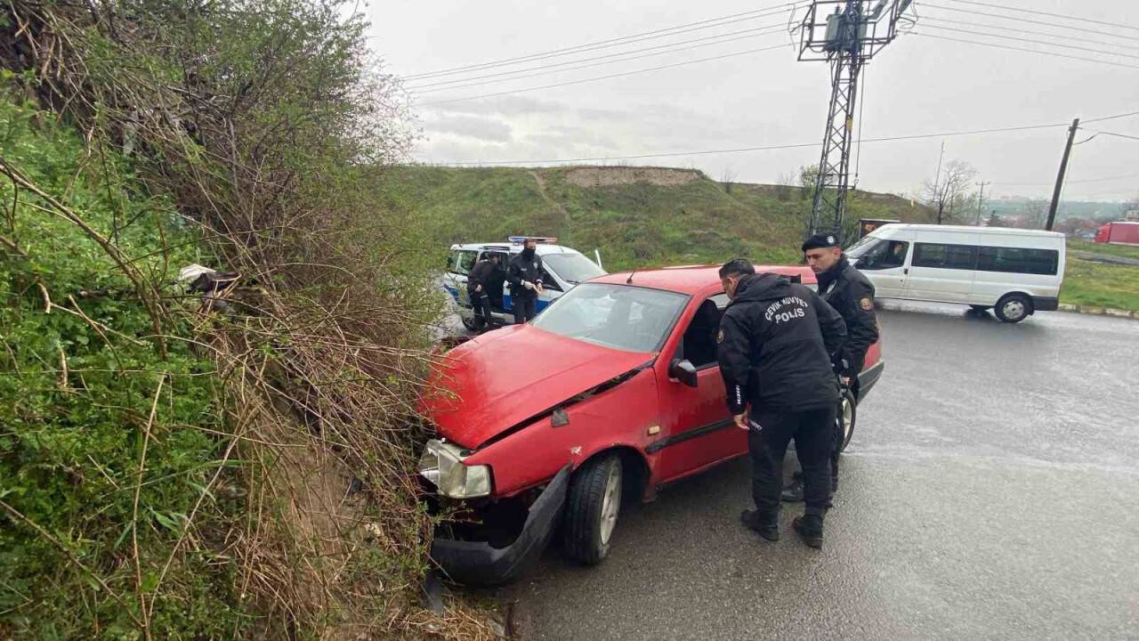 Çaldığı otomobille polisten kaçarken kaza yaptı
