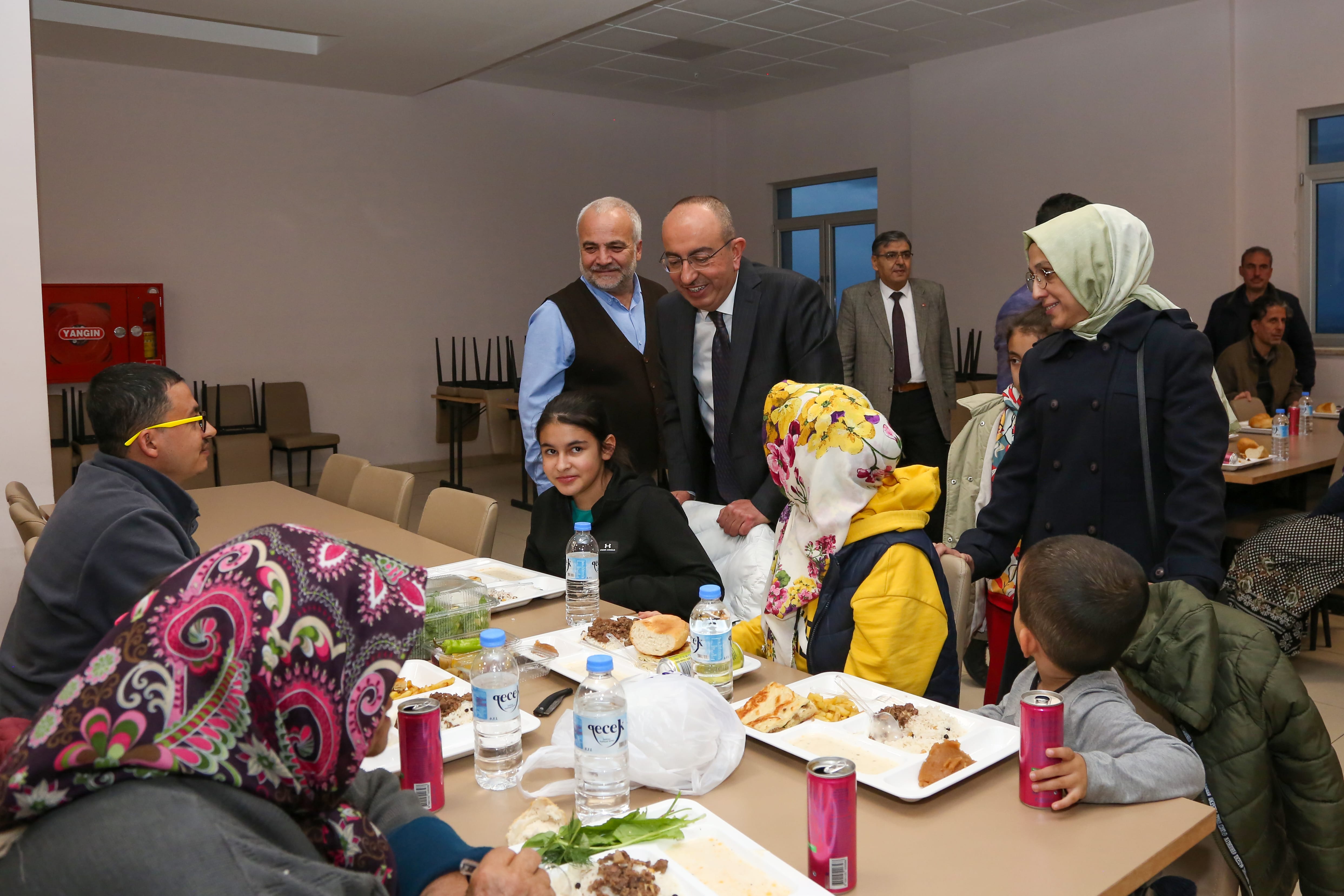 Başkan Kavuş depremzede ailelerle iftar yaptı