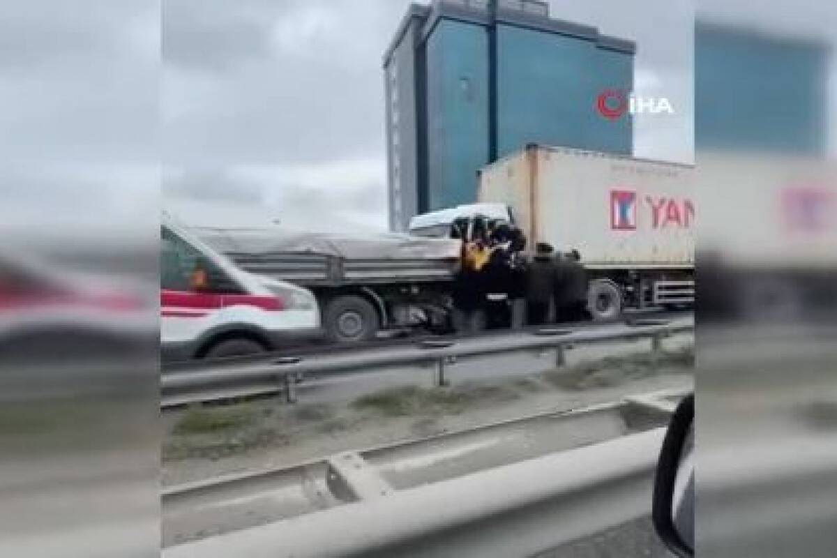 Tır önündeki tıra çarptı: Sürücü araçta sıkıştı