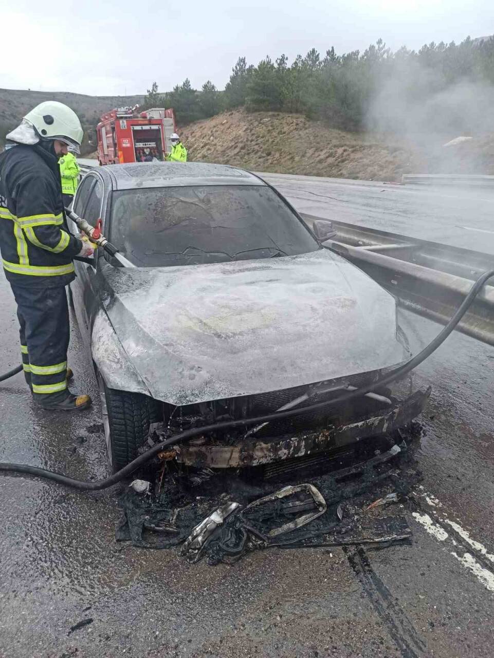 Bariyerlere çarpan araç alev aldı: 2 yaralı