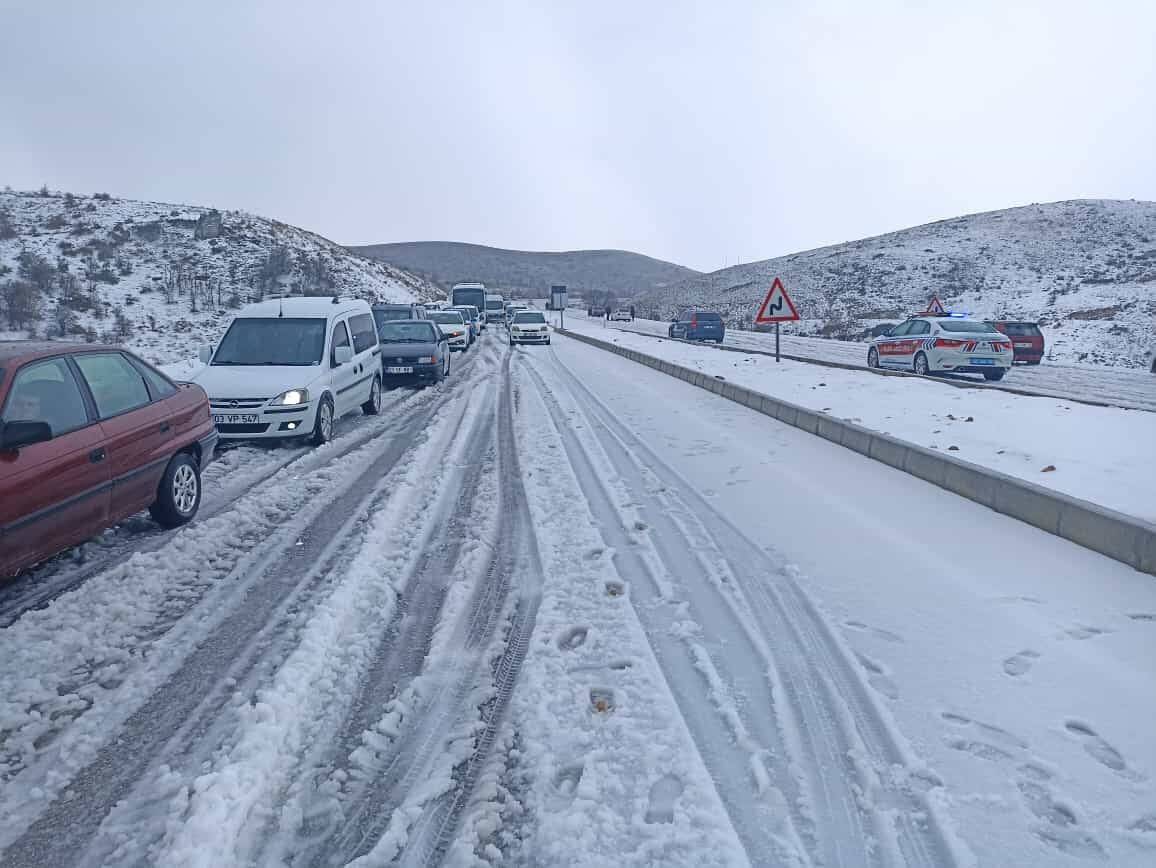 Dolu yağışı kazalara neden oldu, trafik durma noktasına geldi