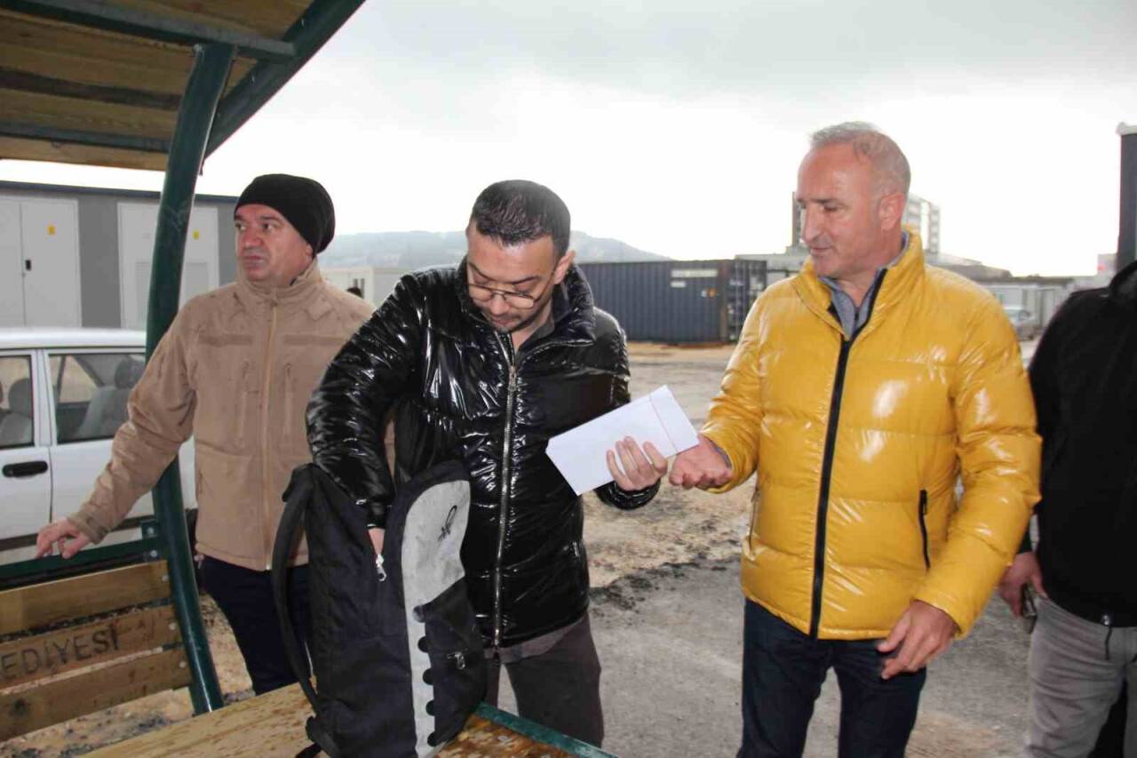 Depremzede çocuklara bayram harçlığı dağıtıldı