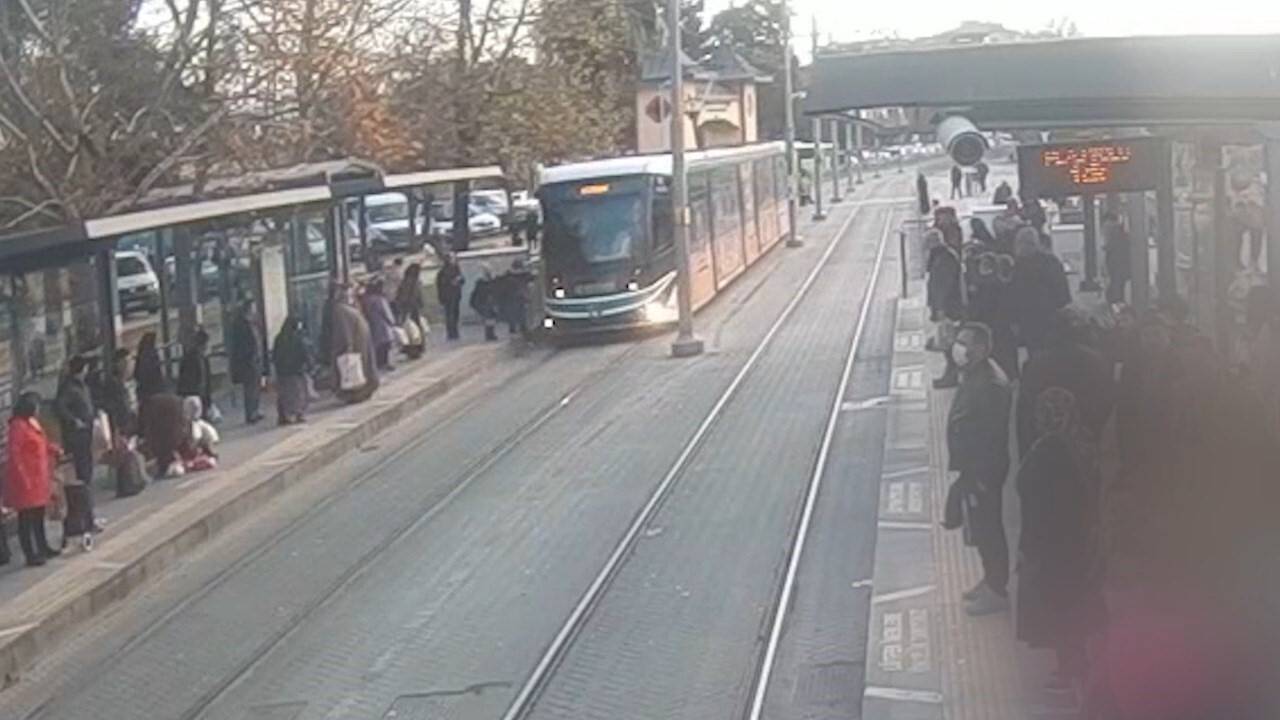 Yolcu, tramvayın altında kalmaktan son anda böyle kurtuldu