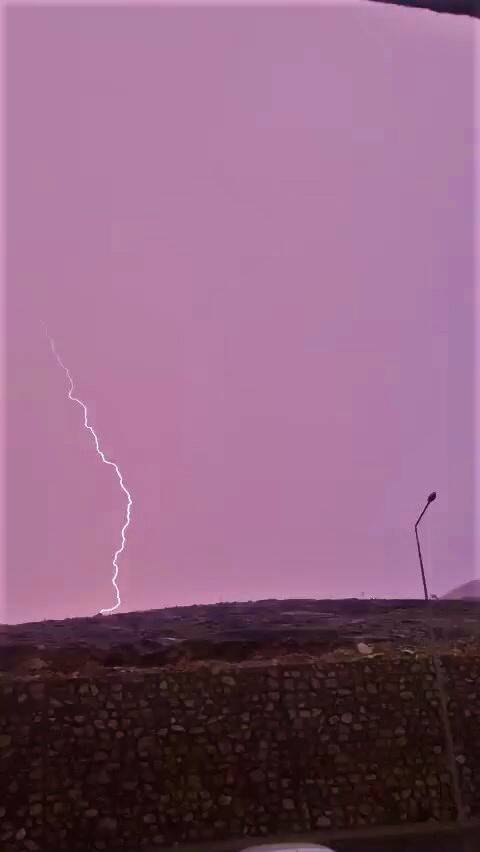 Şimşekler geceyi aydınlattı