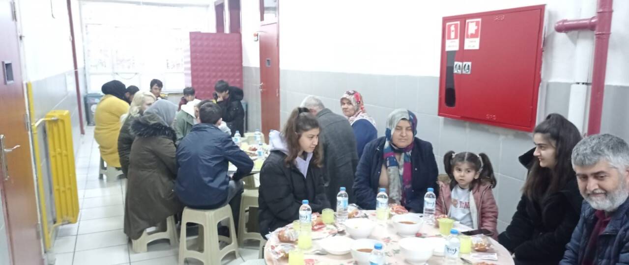 Zeki Özdemir Anadolu Lisesi depremzedeleri iftarda ağırladı